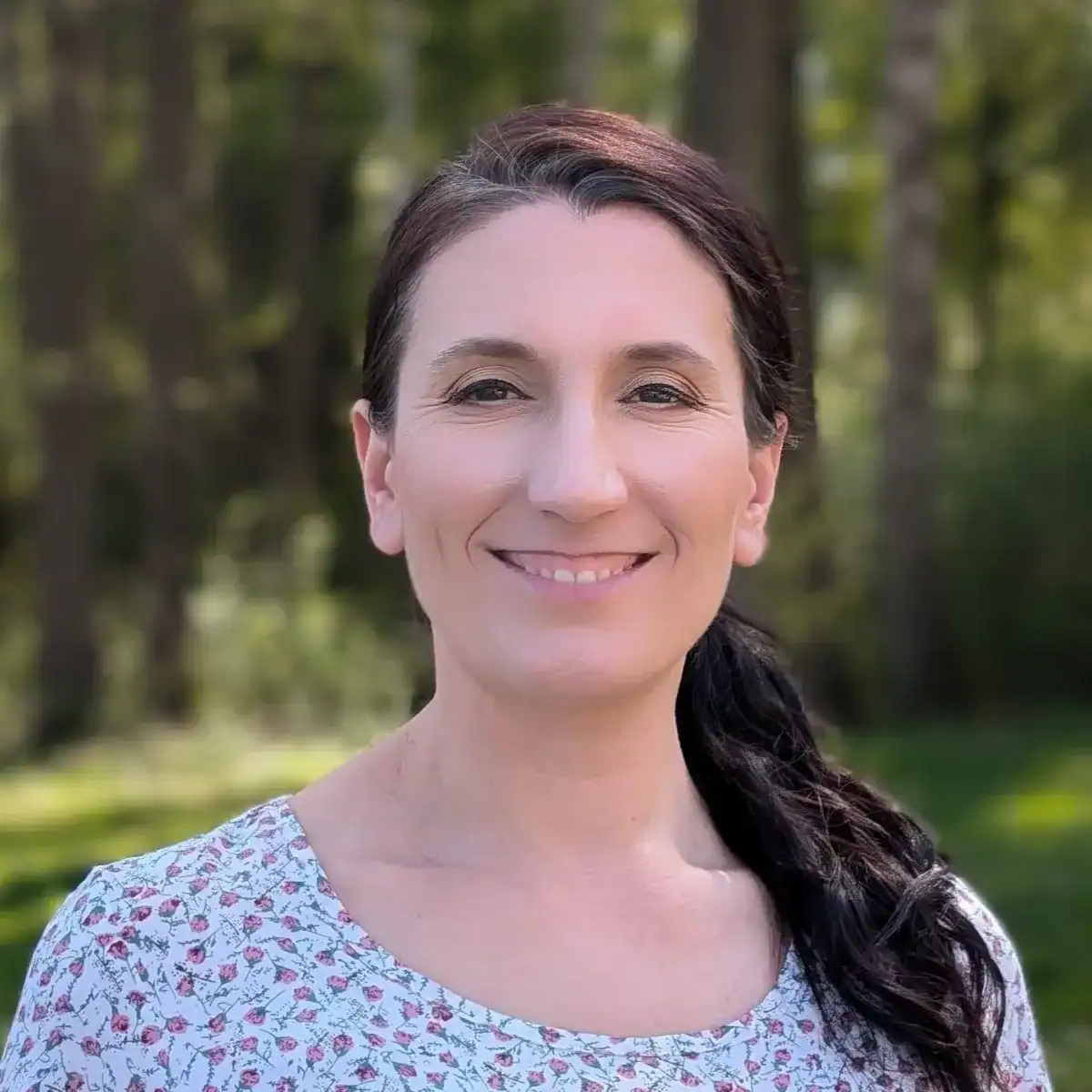 Małgorzata Aleksandrzak w lesie